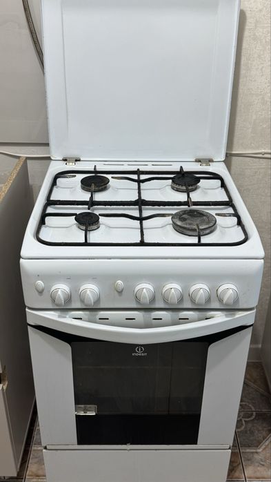 Продам газовую плиту в рабочем состояний . Самовывоз 5 мкрн. Торг ум