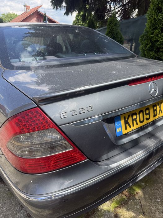 Mercedes E220 impecabil venit pe roti