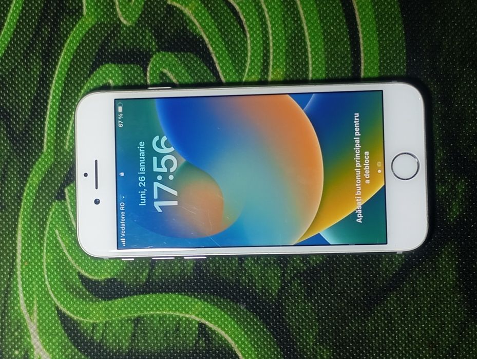 iPhone 8  64GB.  WHITE