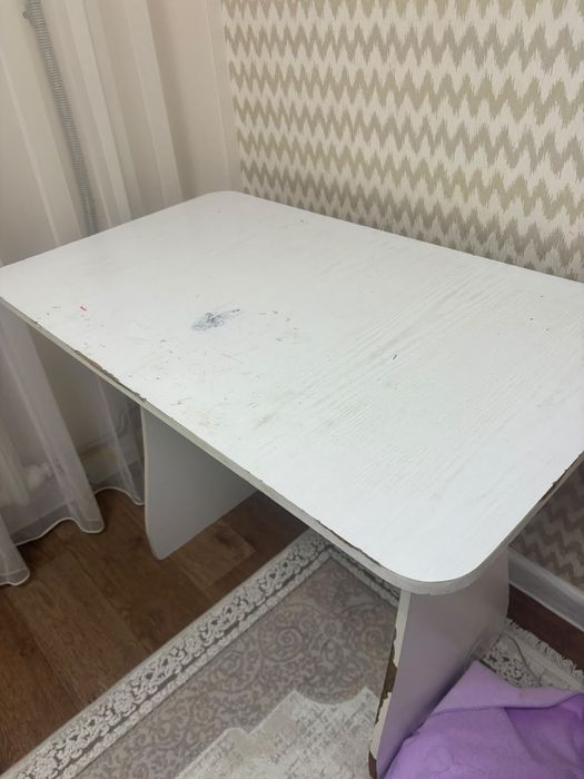 Продам стол белый