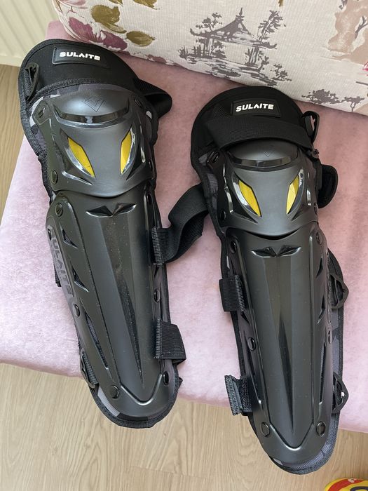 Мото яке, каска, наколенки, ръкавици