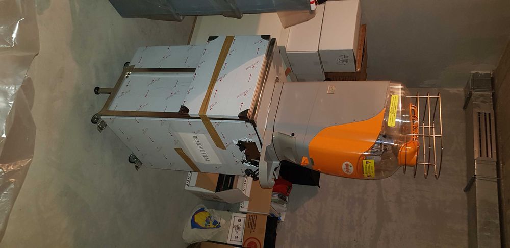 фреш машина Модел Orangenius с КОНТЕЙНЕР от неръждаема стомана