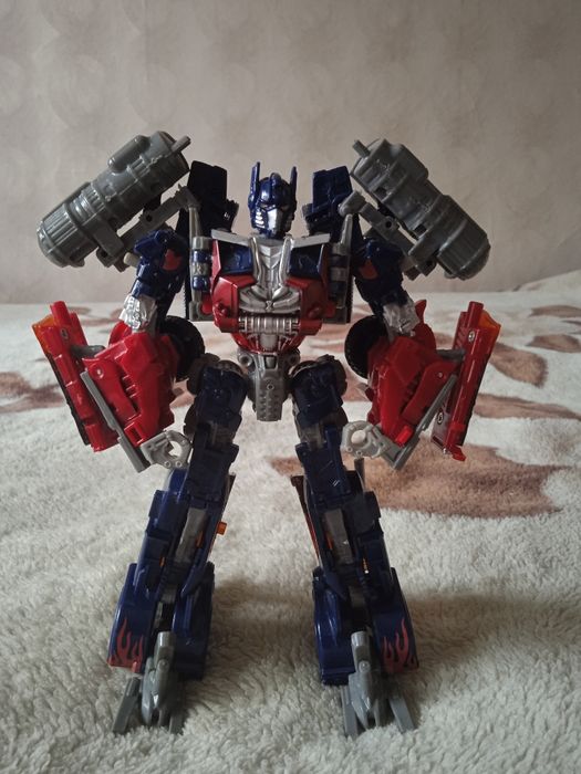 Продаю Робота-трансформера Оптимуса Прайма