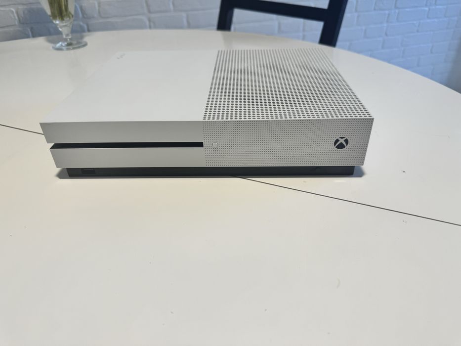 Xbox One S (500) гигабайтов с двумя джостиками