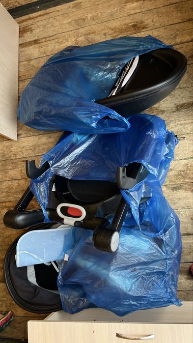 Продам коляску, в подарок детская кровать