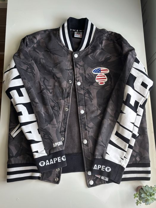 Яке на A bathing ape