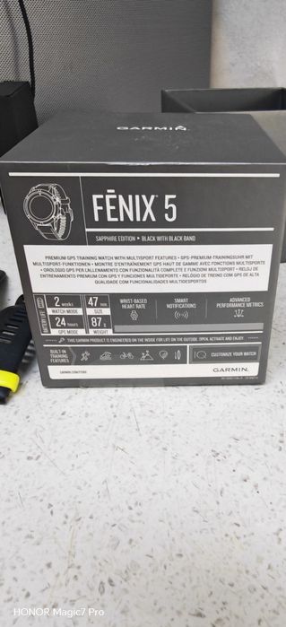 Vând Garmin Fenix 5 Sapphire Edition (varianta premium cu sticlă rezistentă la zgârieturi).