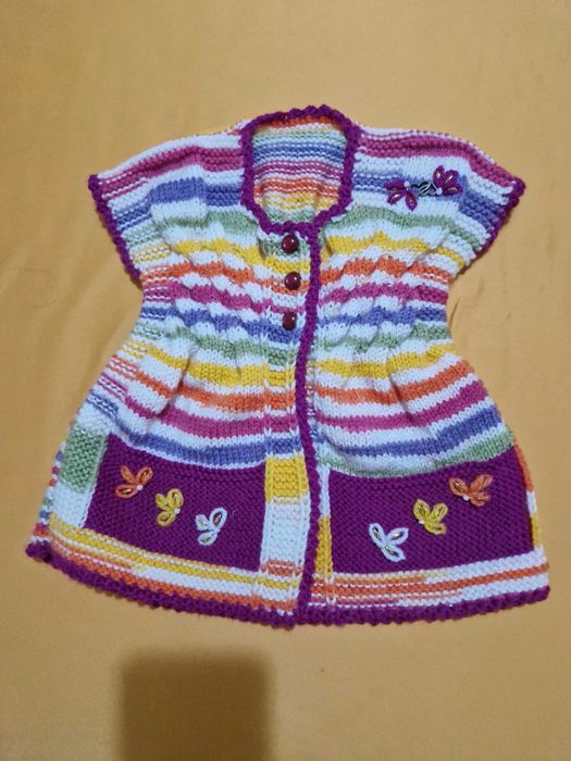 Детски ръчно плетени елеченца