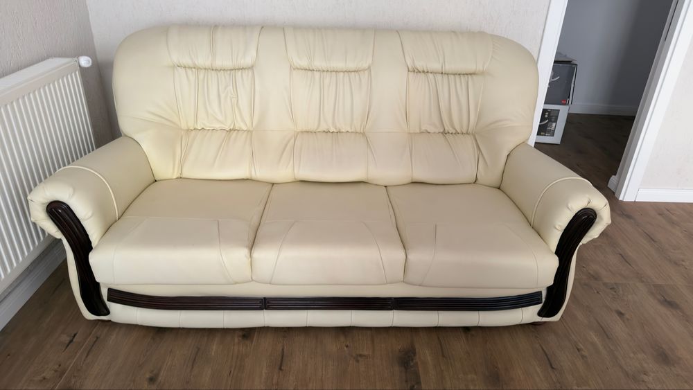 Vand canapea extensibila din piele si 2 fotolii in stare foarte buna