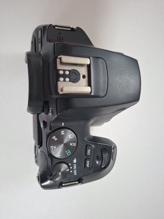 Canon EOS 250D – DSLR(doar body)  pentru fotografi începători si profe