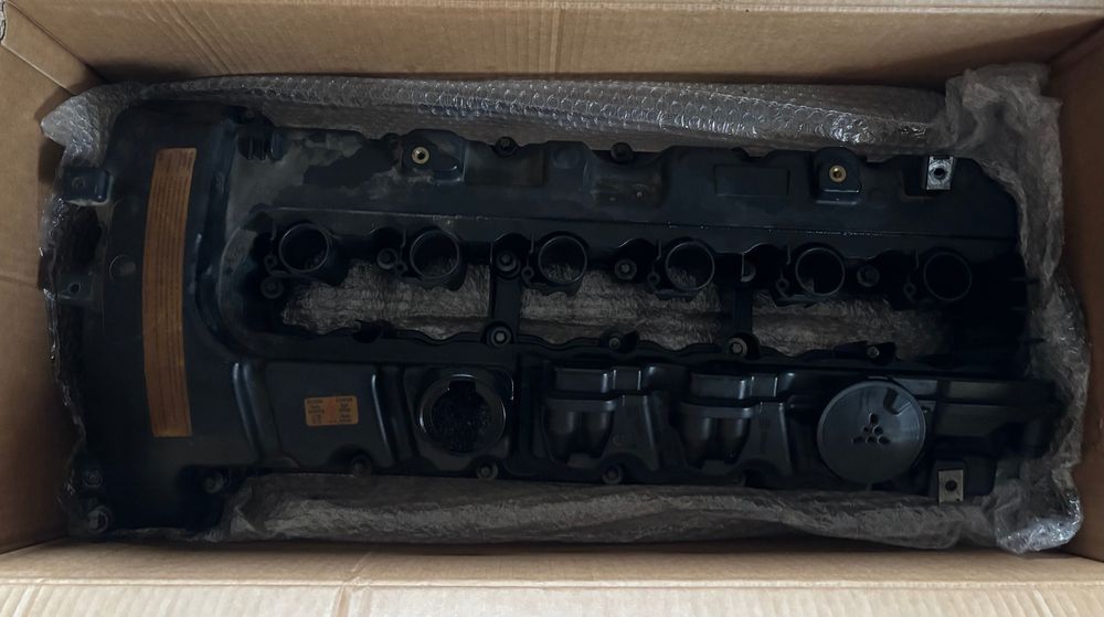 Продавам капак на клапаните от BMW E90 3.0i N53B30a