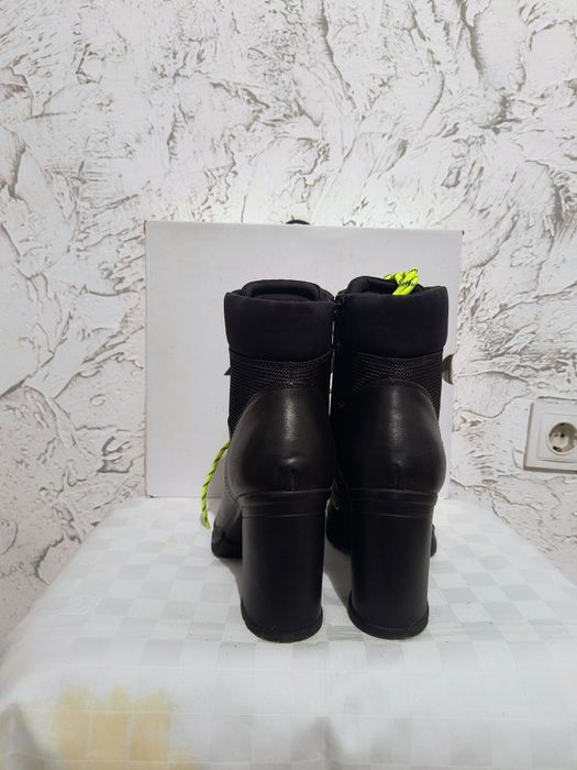 Продавам НОВИ ALDO Боти от Естествена Кожа с Неонови Връзки