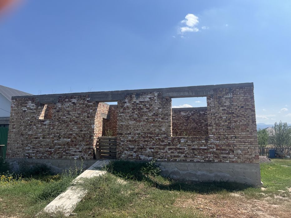 Үй сатылады,времянкасымен