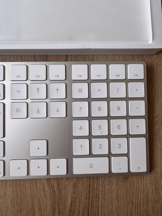 Apple Magic Keyboard cu tastatura numerica, wireless, QWERTY
