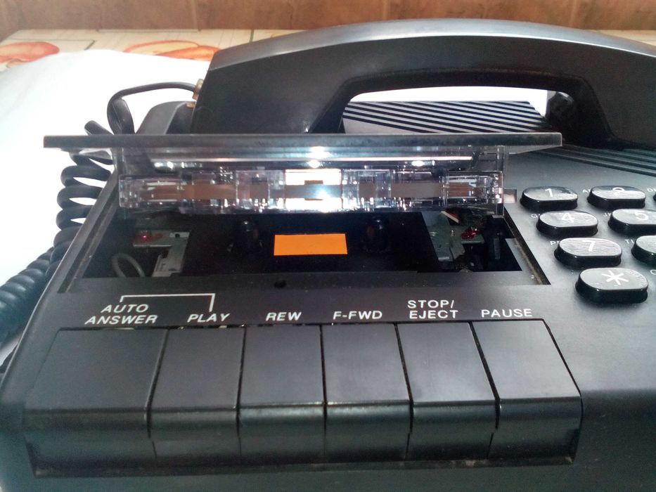 Стационарен цифров телефон със секретар