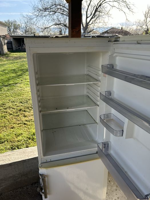 Хладилник с фризер.