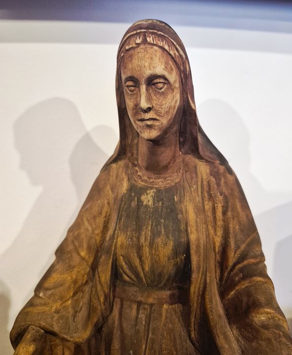 Statuetă sculptură în lemn reprezentând-o pe Fecioara Maria îndurerată, începutul secolului al XX-lea.