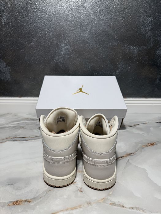 Air Jordan 1 Mid Tan Toe