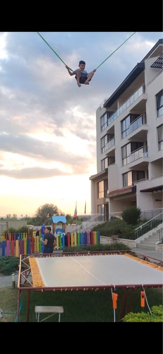 Бънджи трамплин атракцион