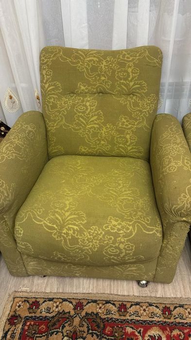 Продам 2 кресла и пианино