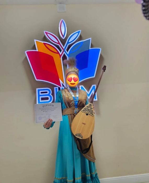 Қазақи нақышта көйлек комзол, сәукеле.