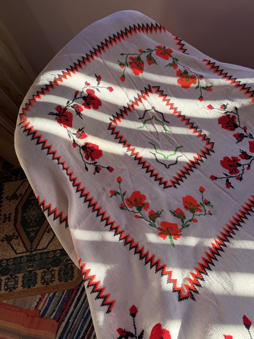 Fata de masa cu broderie manuala