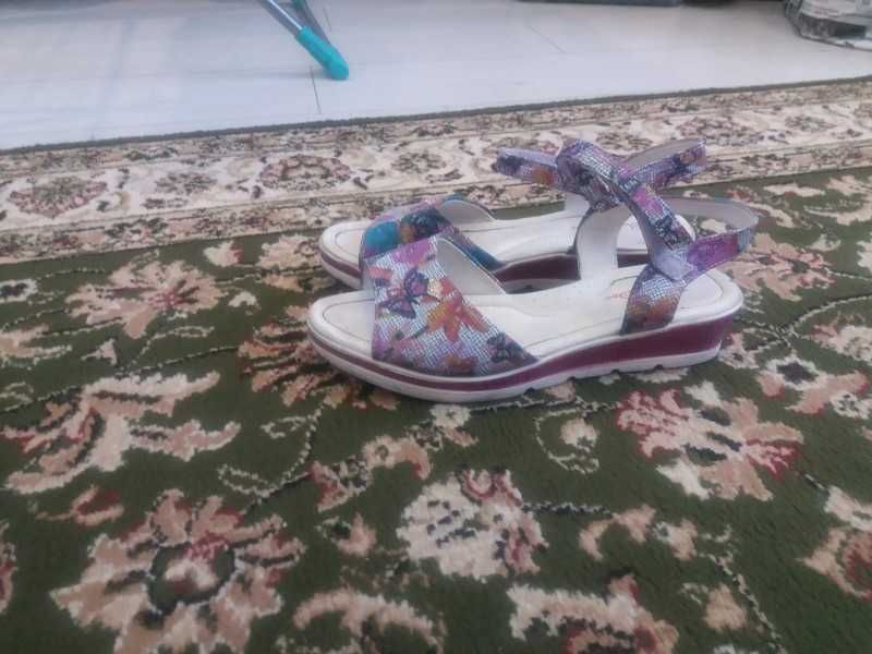 Срочно продам  новые туфли