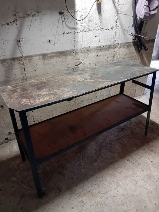 Работна метална маса