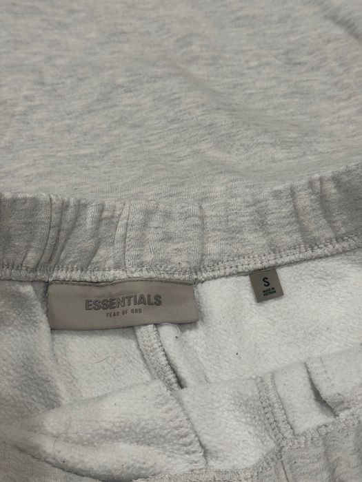 Екип на essentials сив