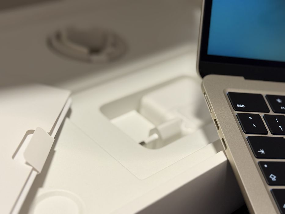 Macbook Air M4 starlight 16 GB RAM 256 ssd NOU GARANTIE sigilat