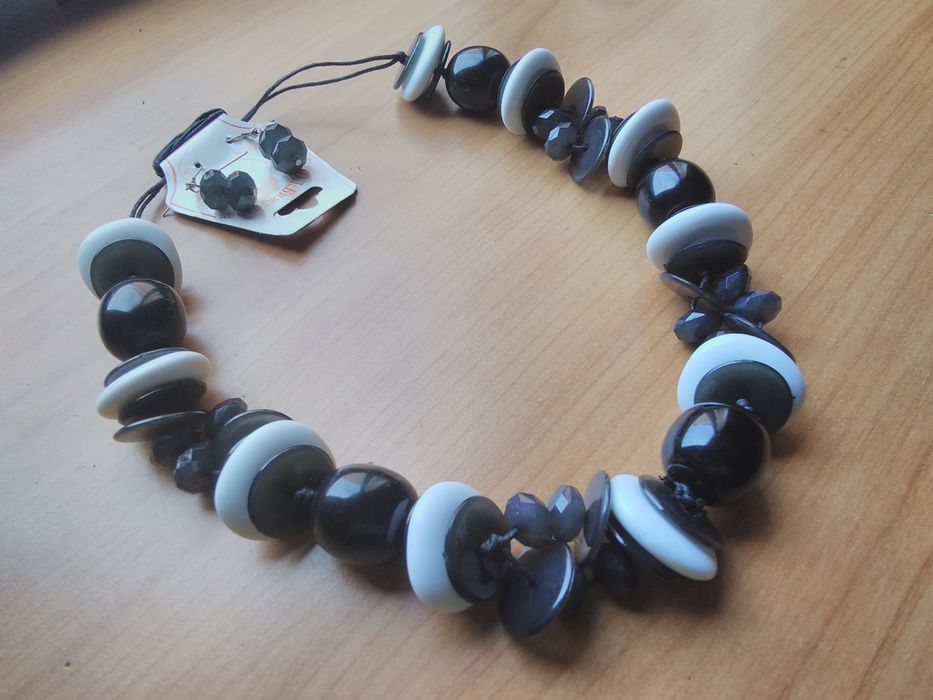 голям и много красив и стилен комплект гердан и обеци чисто нови