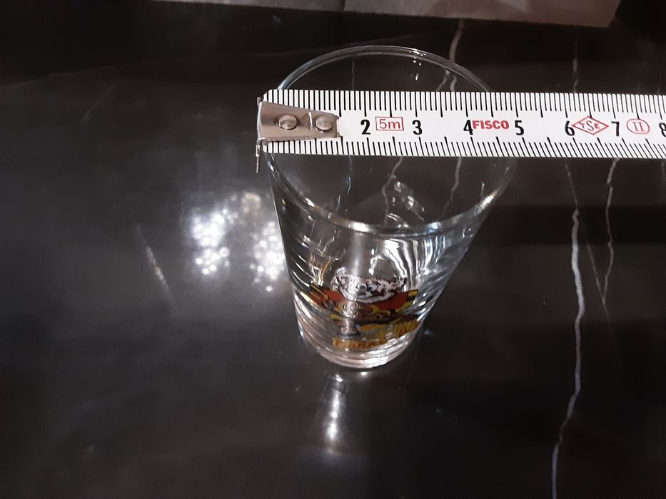 Различни нови чаши от порцелан и стъкло