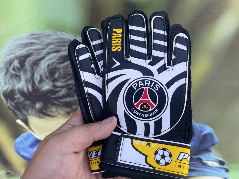 Вратарские перчатки