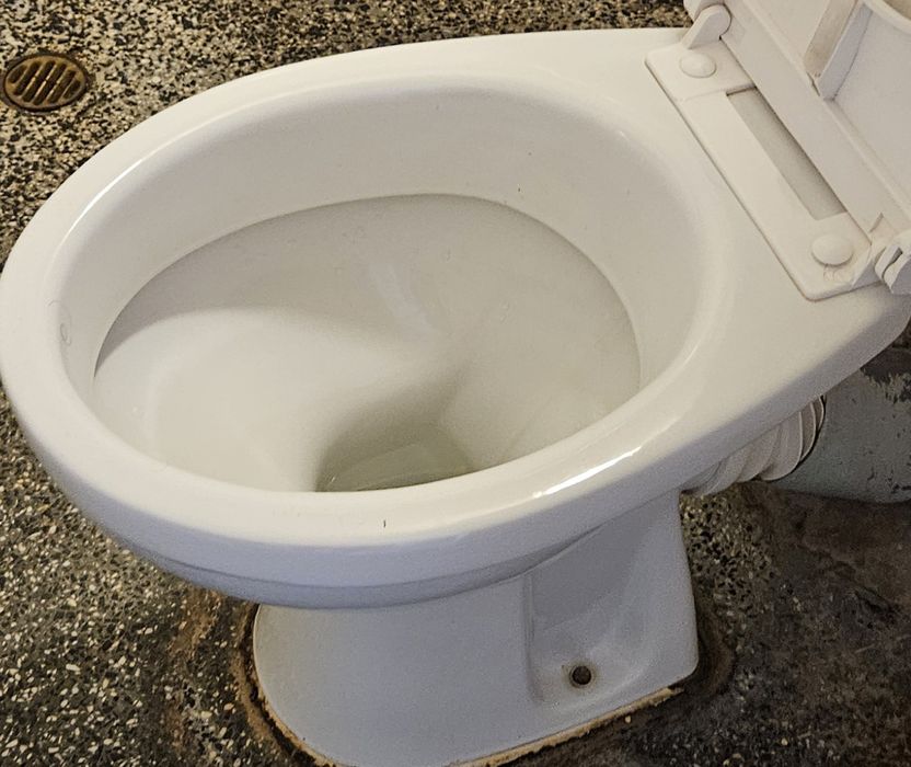 Тоалетна чиния бяла.