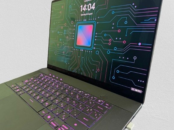 Asus Zephyrus G16 2024, 16GB RAM, Nvidia 4060, AMD Ryzen AI 9 HX 370