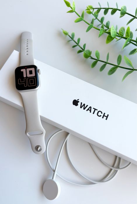 Apple Watch SE (2nd Gen) 40 mm Starlight — като нов