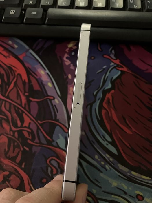 Продам Iphone SE 2016