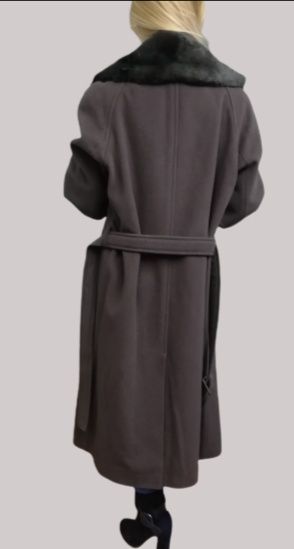 Голям размер двуредно палто. Вълна. Сваляща сеяка
