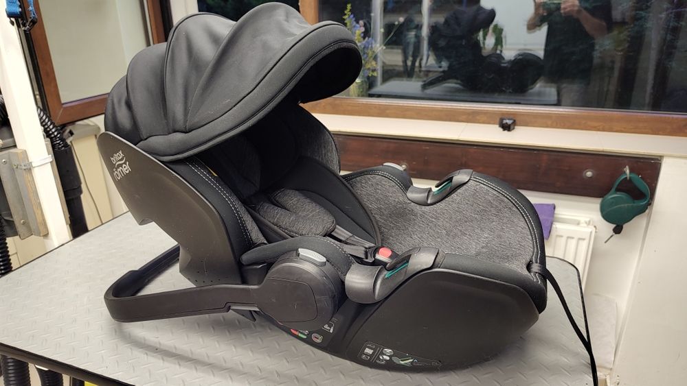 Scoică auto  Britax Römer Baby-Safe 5Z2 BR – puțin folosită - scaun transport bebeluși in masina și avion