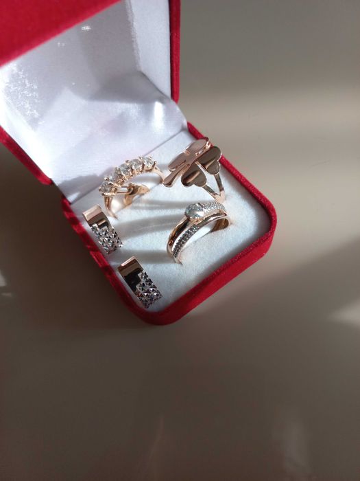 Золотой крест и кольцо