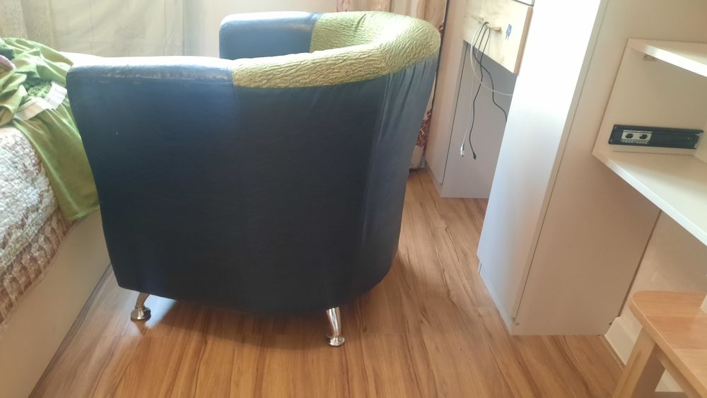 Кресло аташе зелёного цвета