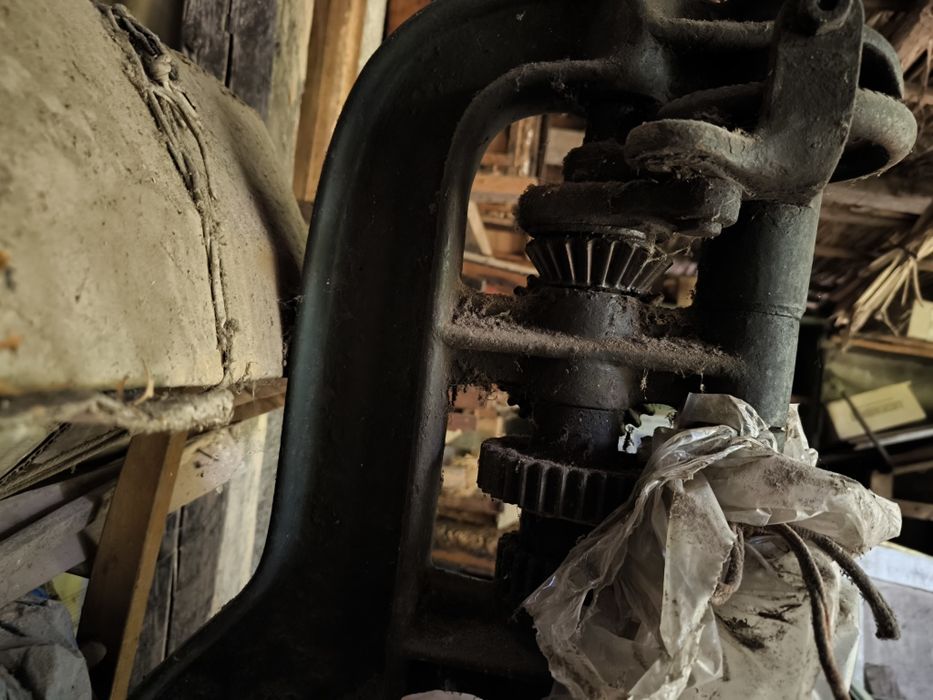 Стара ръчна настолна бормашина