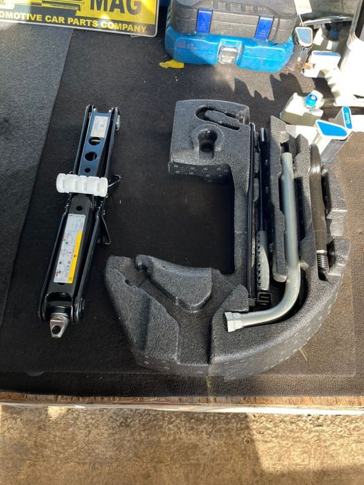 Комплект за смяна на пътя спукана гума AUDI A8 D5 4N0 601 025 патерица