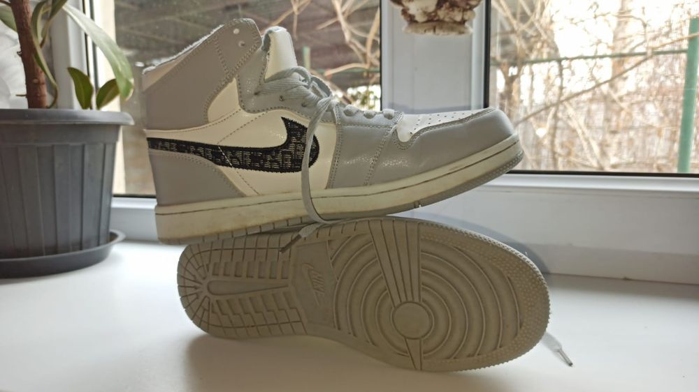 Продам зимние красовки Найки