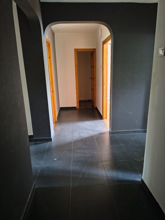 Închiriez apartament cu 3 camere