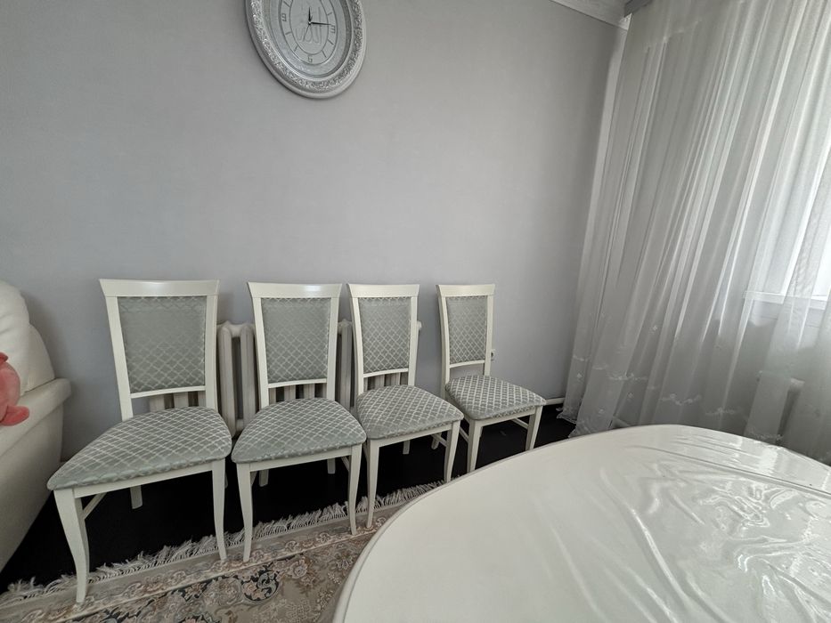 Продам стол белый деверянный