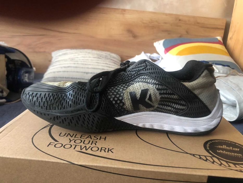 Екипировка за фехтовка на сабя, лява екипировка.