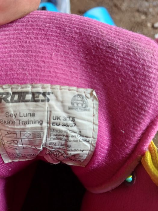 Role +casca , protecții  pentru genunchi,coate si încheieturile mainii