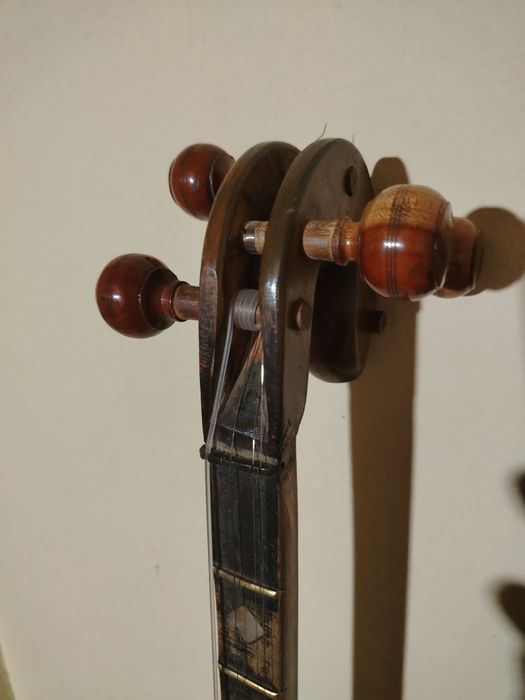 Qashqar rubobi sotiladi