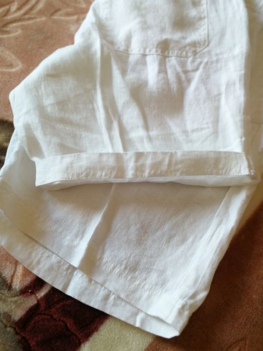 Pantaloni scurti din in.